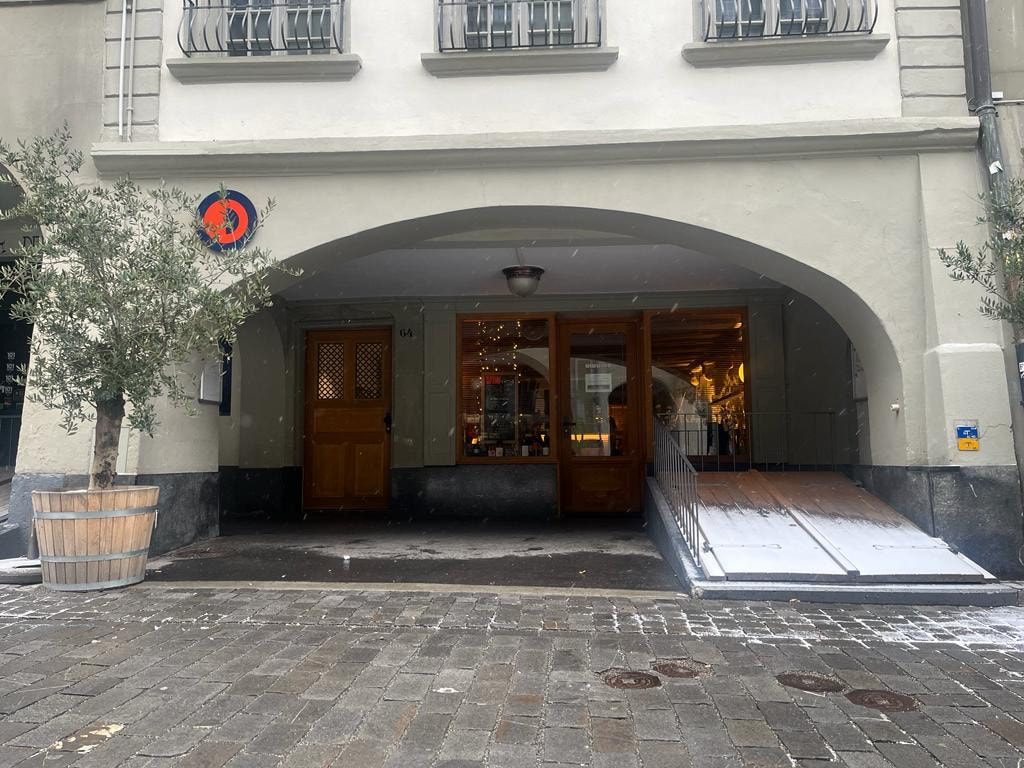 Zu vermieten die bekannte VinVino Bar in der
unteren Altstadt von Bern
- Terrasse
- EG und UG
- Nutzfläche: ca.100m2
- Plätze: 40 innen / 20 aussen
- Parkplätze: Öffentlich
- Miete: 5`150.- inkl. NK 
- Übernahmepreis: Auf Anfrage
- Übernahme: nach Vereinbarung
